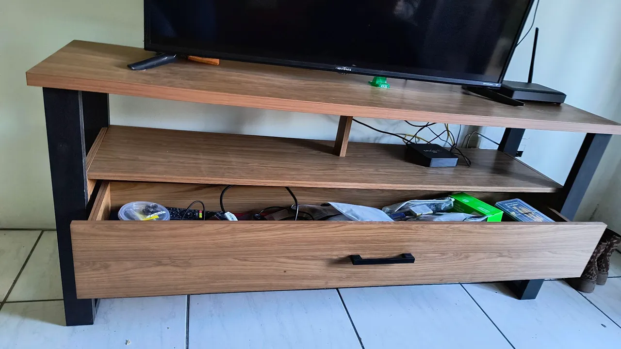 Rack para TV com Gaveta - Amadeirado e Moderno