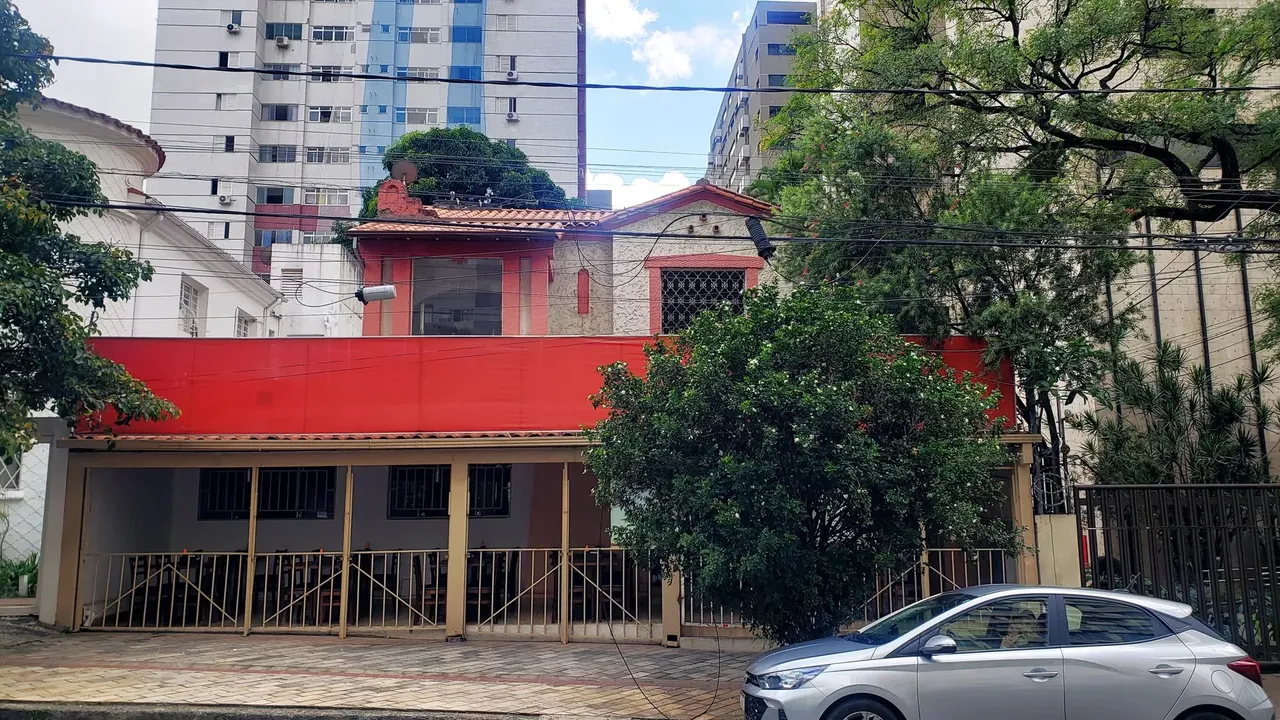 Linda casa TOMBADA para venda no coração do bairro de Lourdes em BH