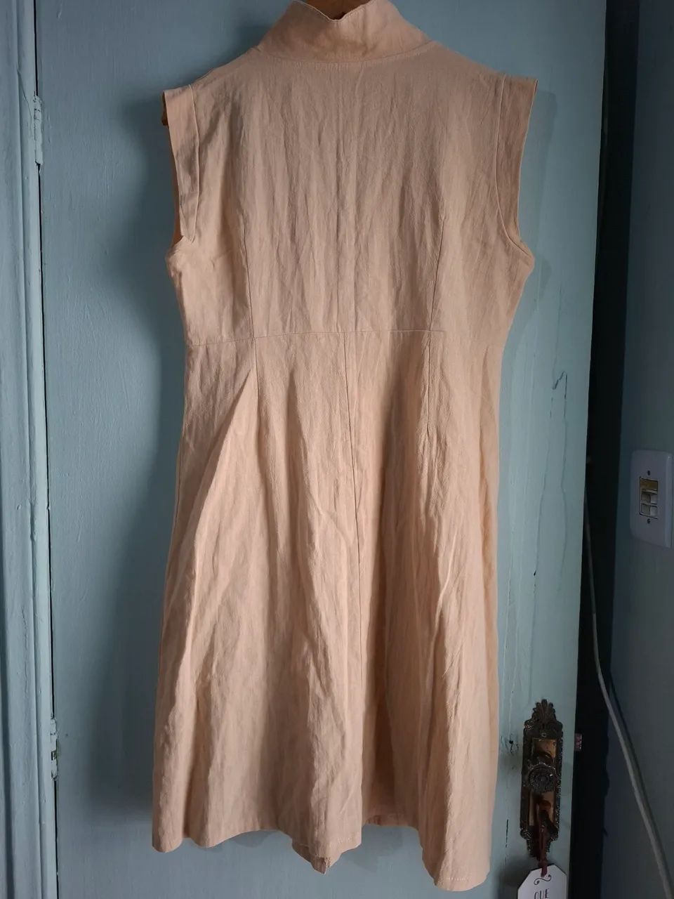 Vestido Bege Elegante com botão em madeira - Foto 4