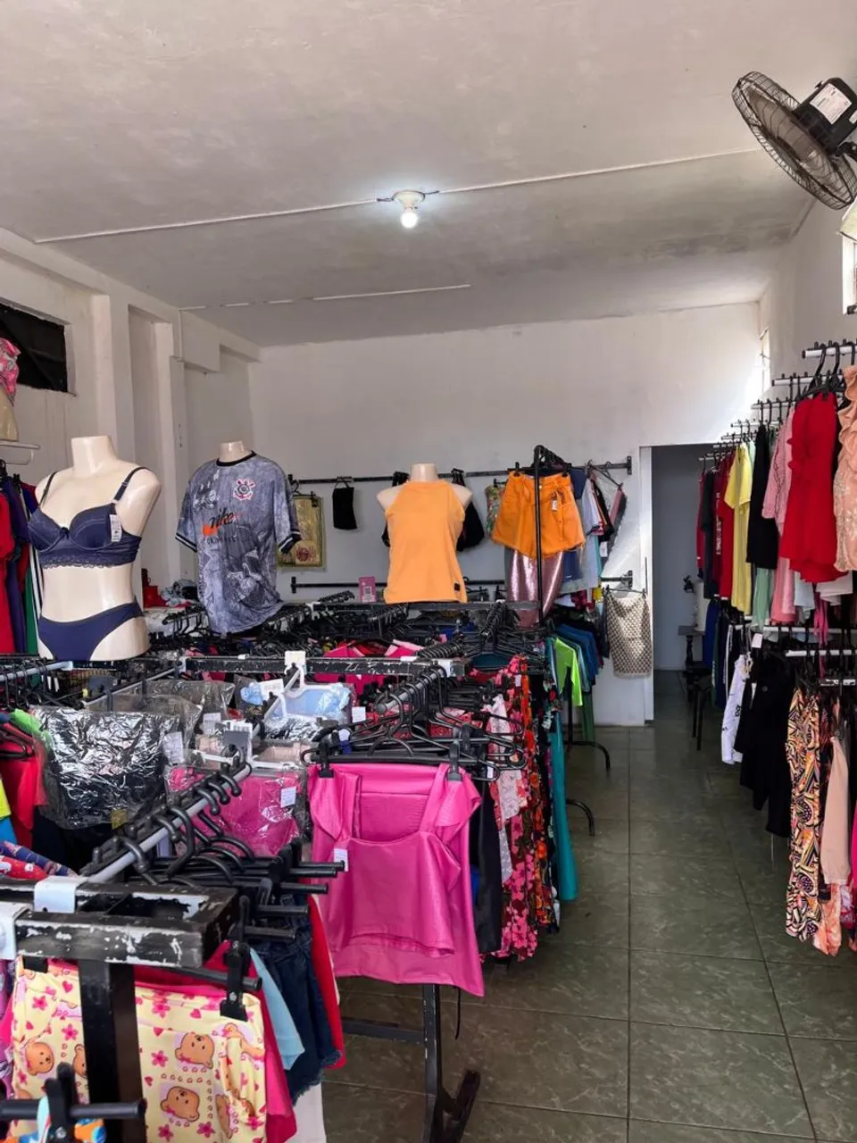 Vendo loja de roupas masculinas e femininas
