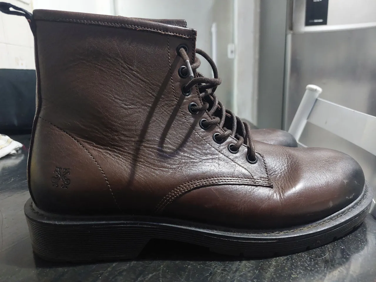 Bota de couro marrom
