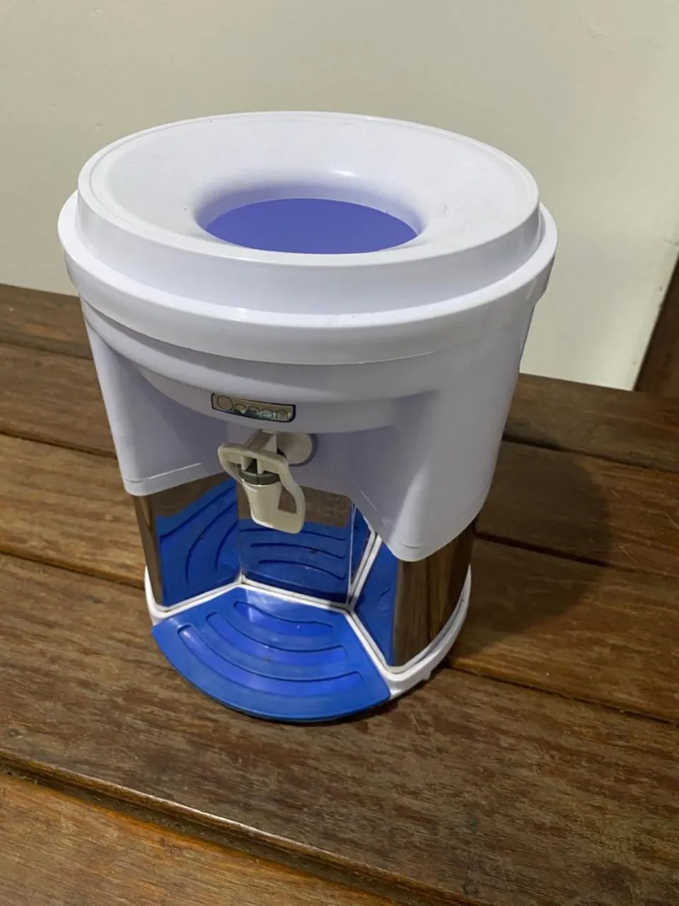 Suporte e bebedouro para galão de água mineral de 20 litros