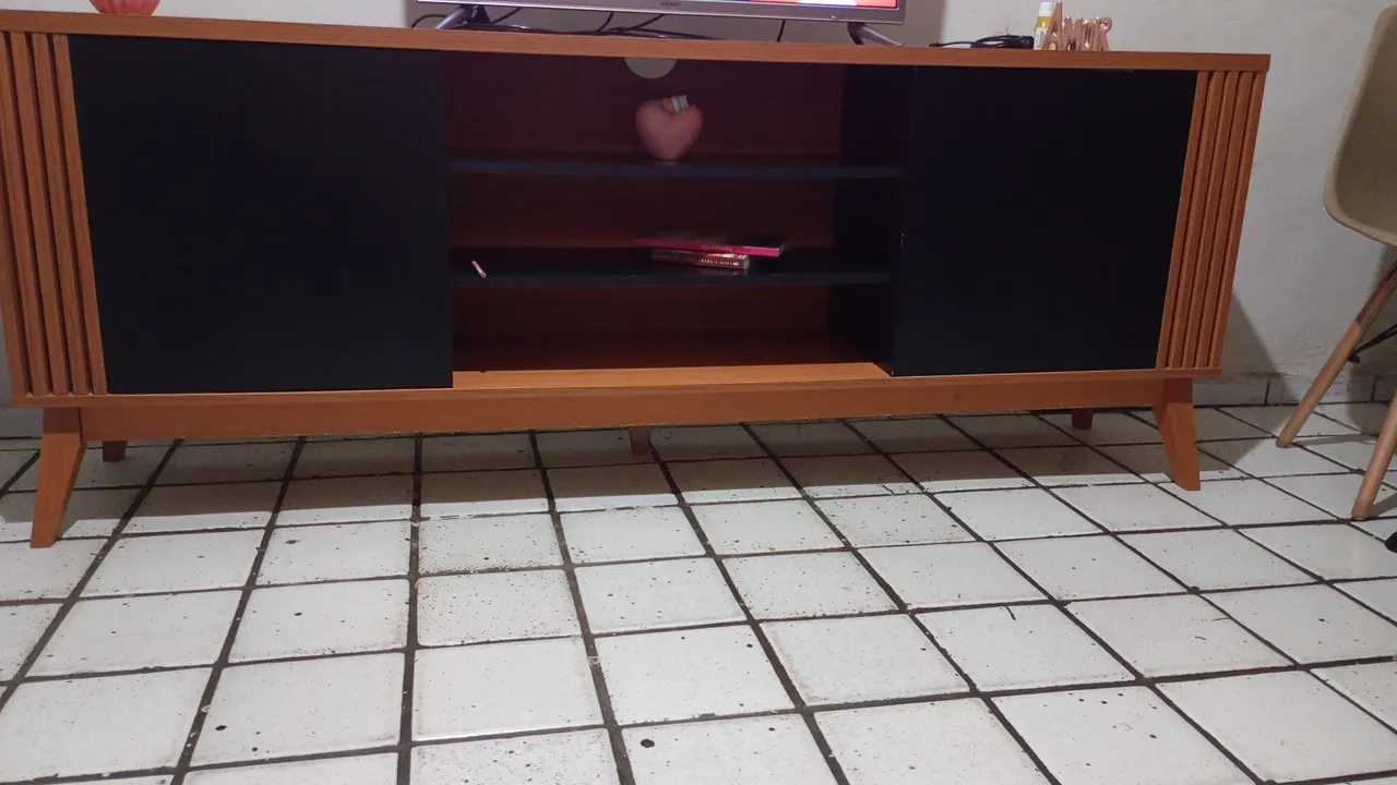 Rack de TV em madeira com 2 portas