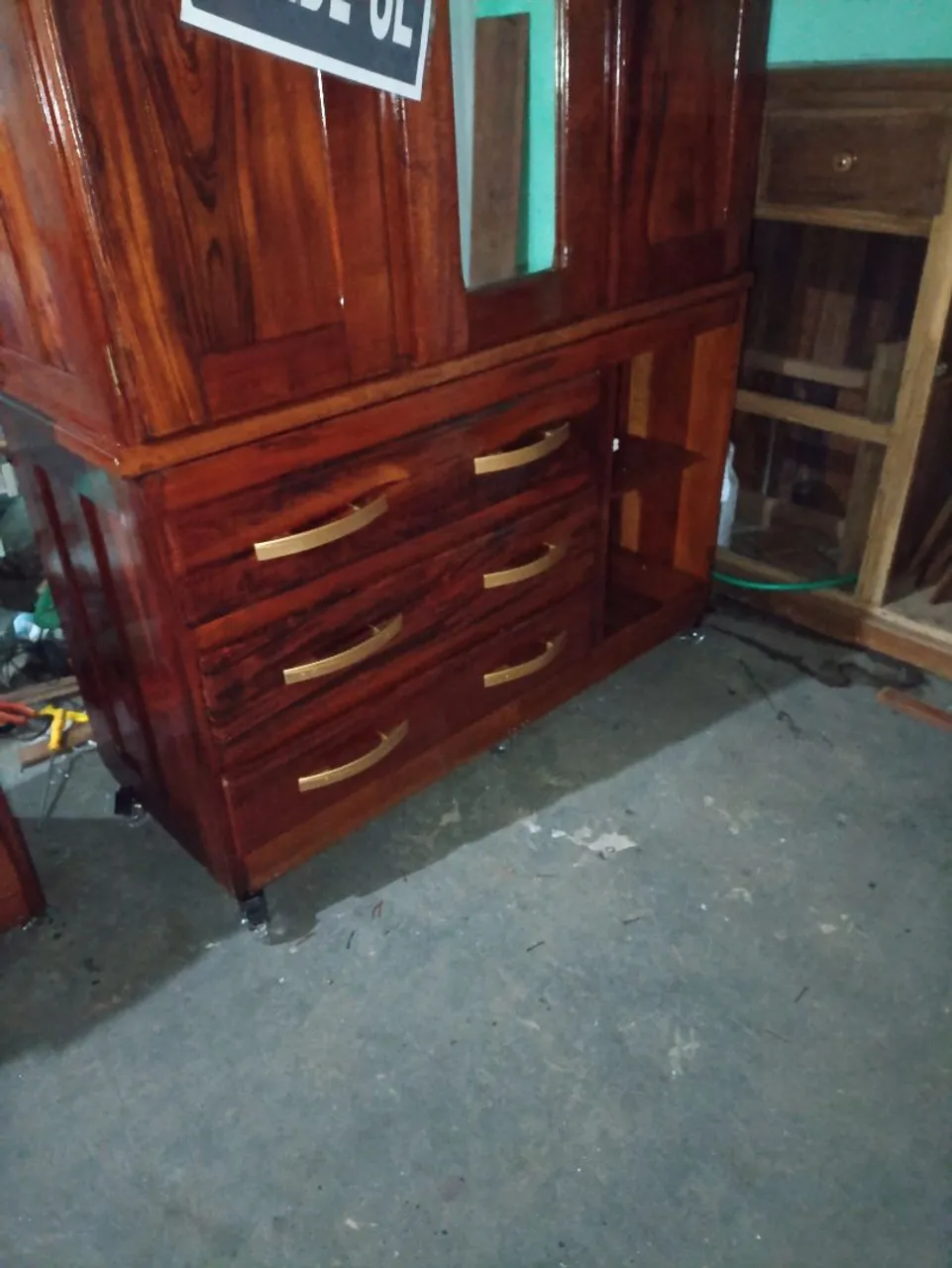 Guarda-Roupa de Madeira com 4 Gavetas