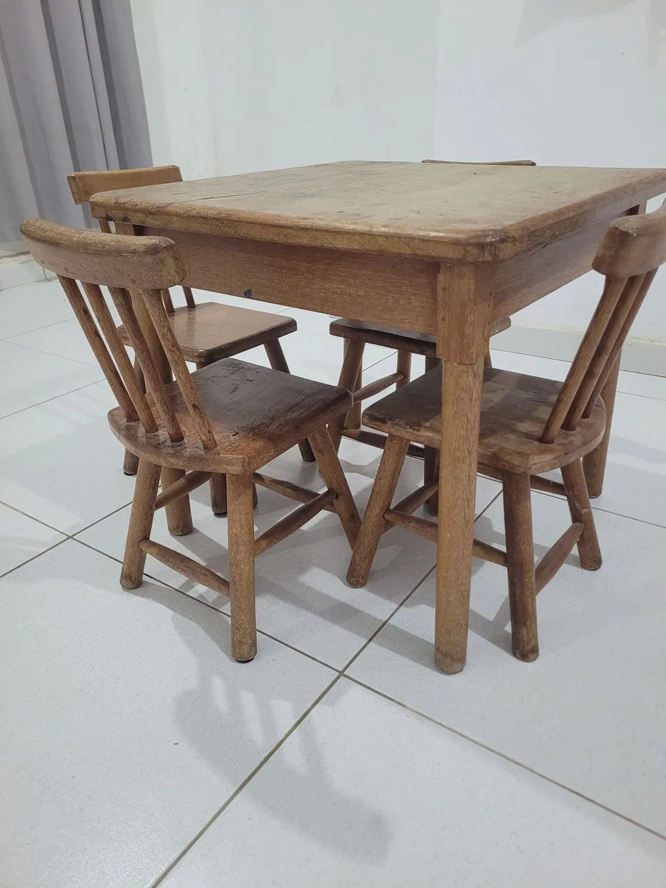 Conjunto Mesa e Cadeiras de Madeira Rústico