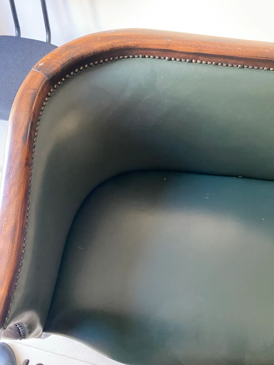 Conjunto 2 Sofás estilo Vitoriano revestido de couro verde.  - Foto 4