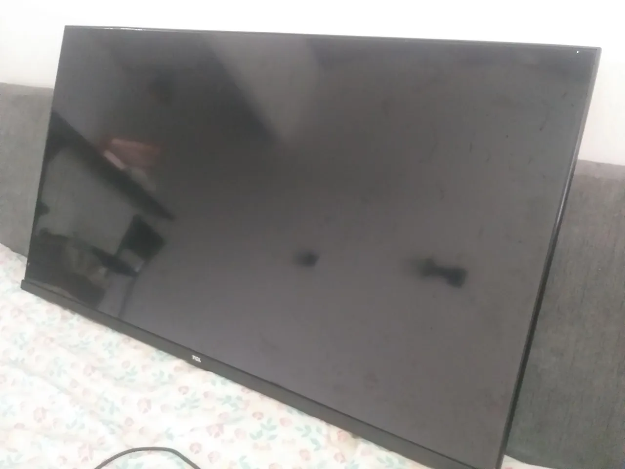 TV Tcl para retirar peças