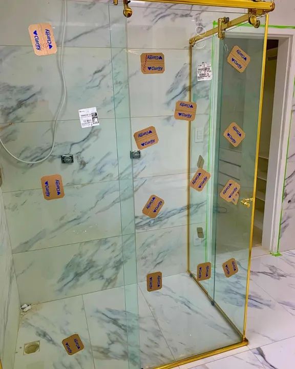 Box de vidro para banheiro com acabamento dourado - Foto 2