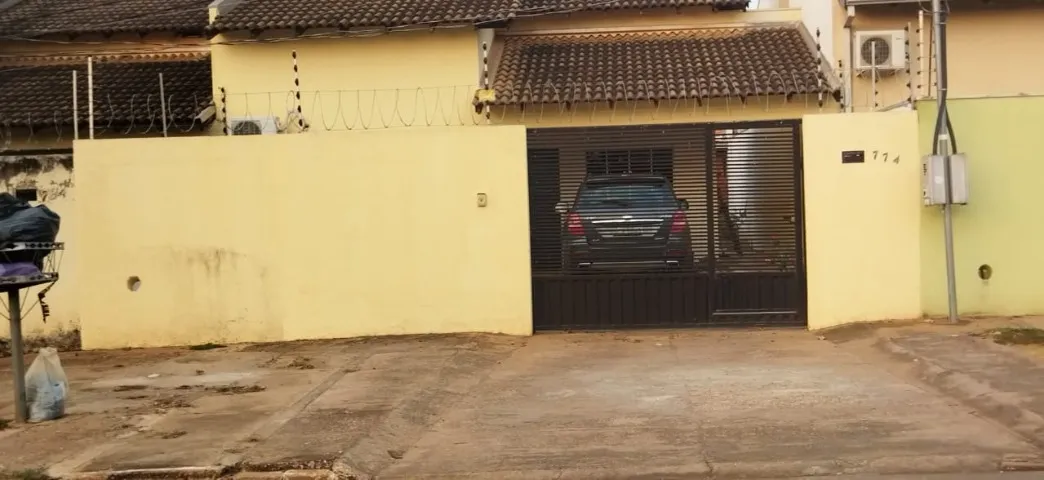 Alugo casa com 3 quartos