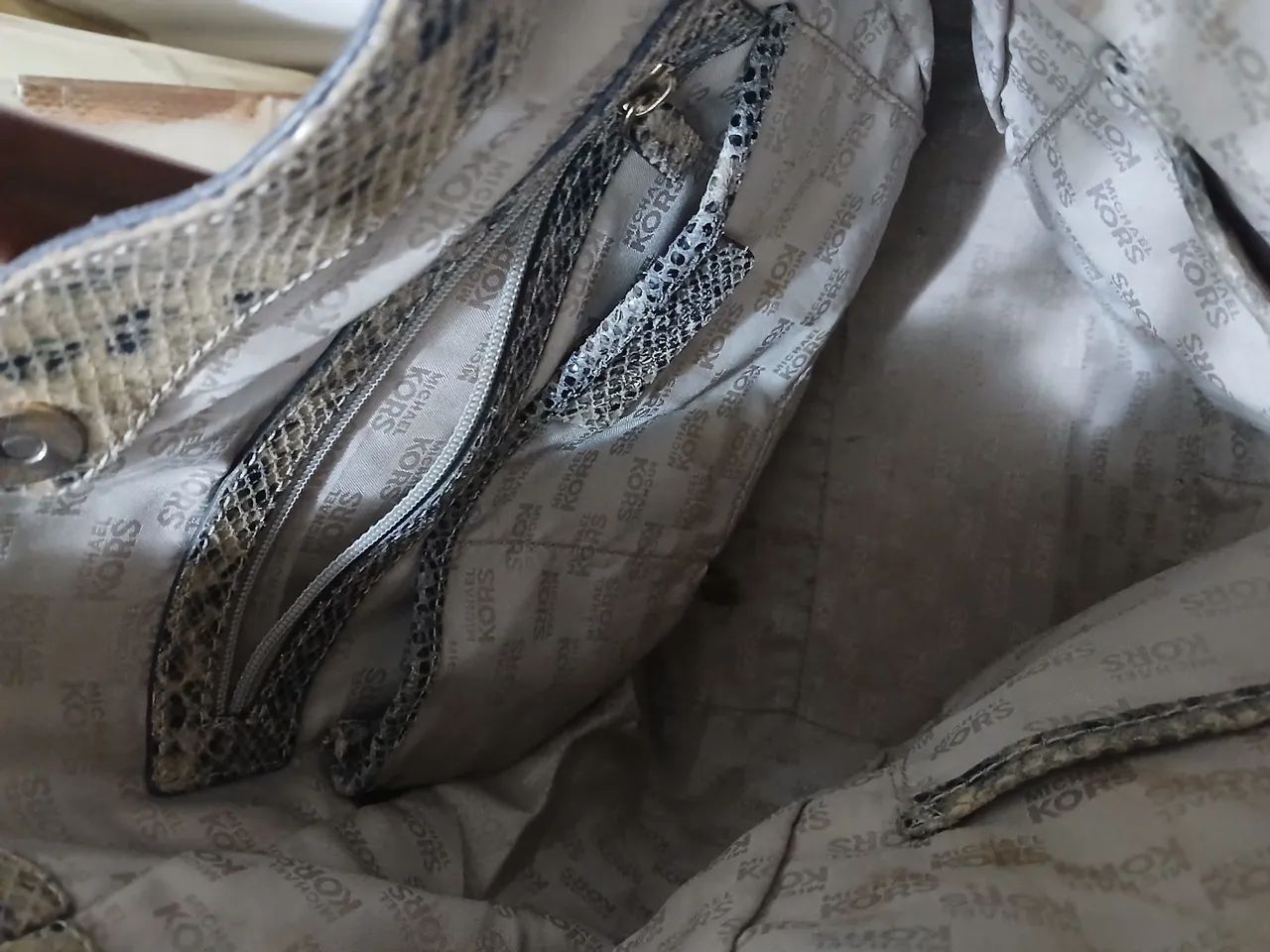 Bolsa Michael Kors Python Embossed Bege - Foto 3