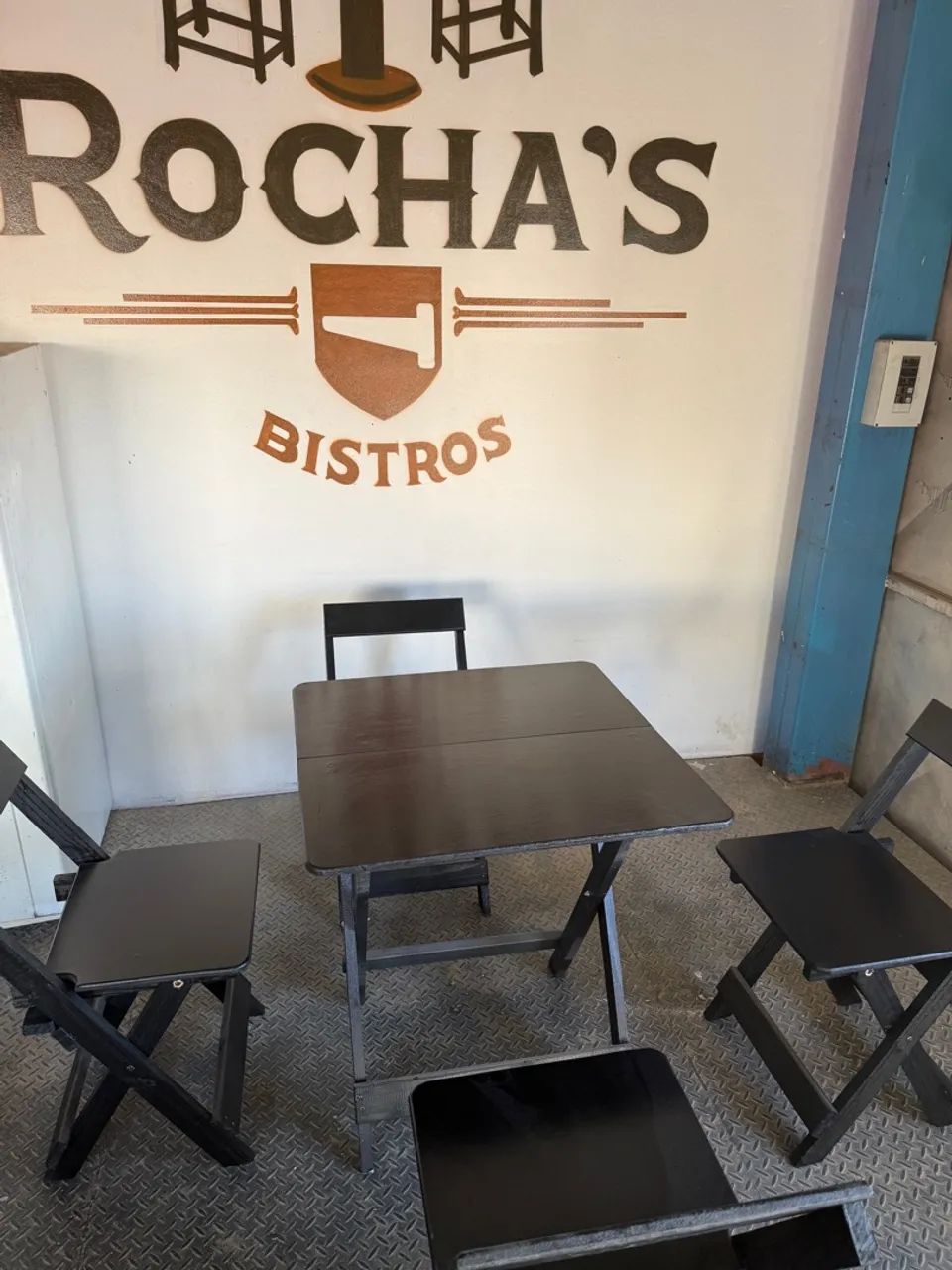 Kit mesa baixa com 4 cadeiras para bares e restaurantes 