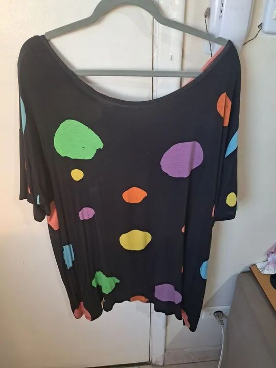 Blusa preta com detalhes coloridos
