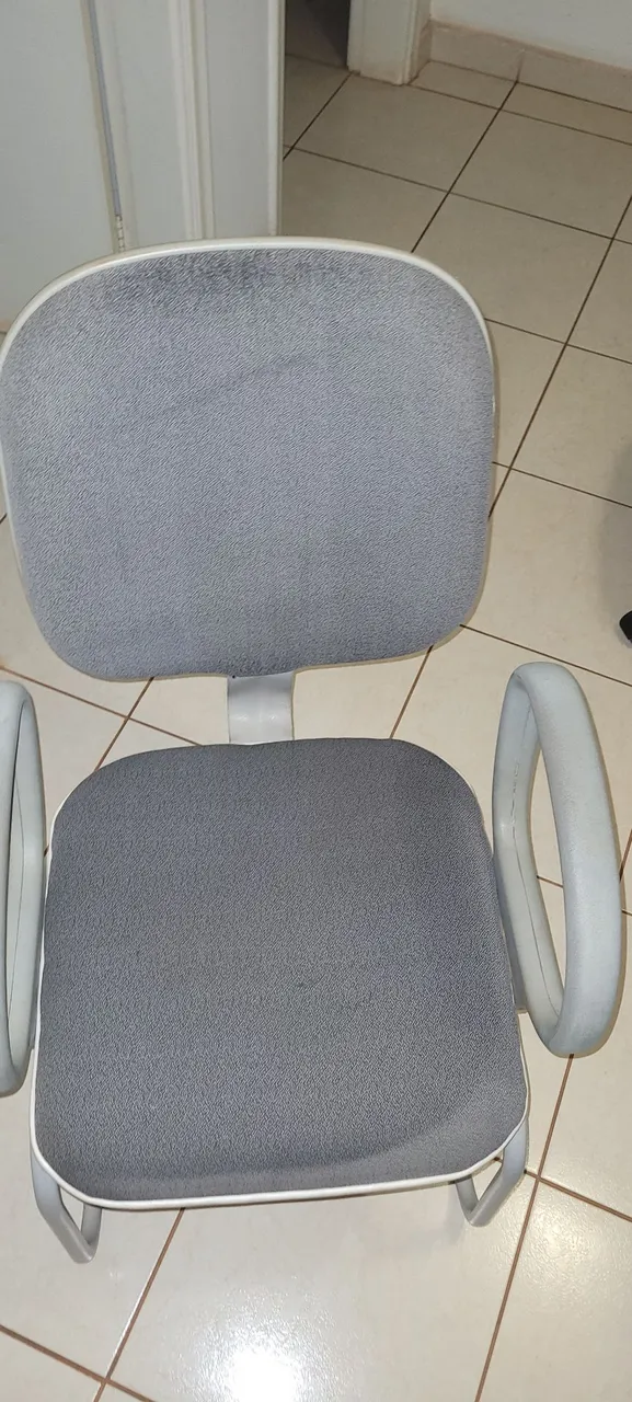 Cadeira de escritório cinza