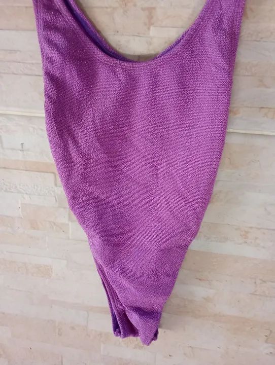Body roxo de praia