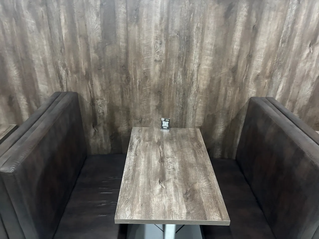 Conjunto de bancos estofados e mesas para restaurante/lanchonete