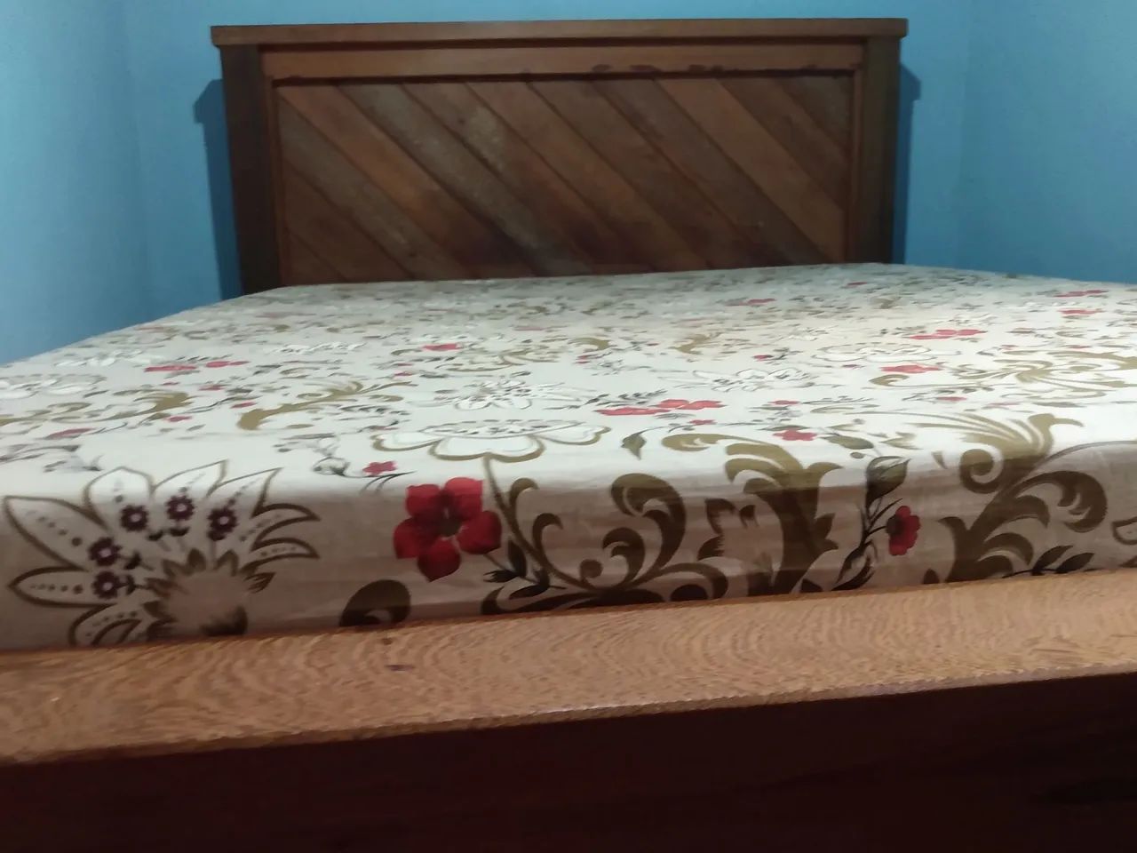Queen-Size Bed467360556757831680