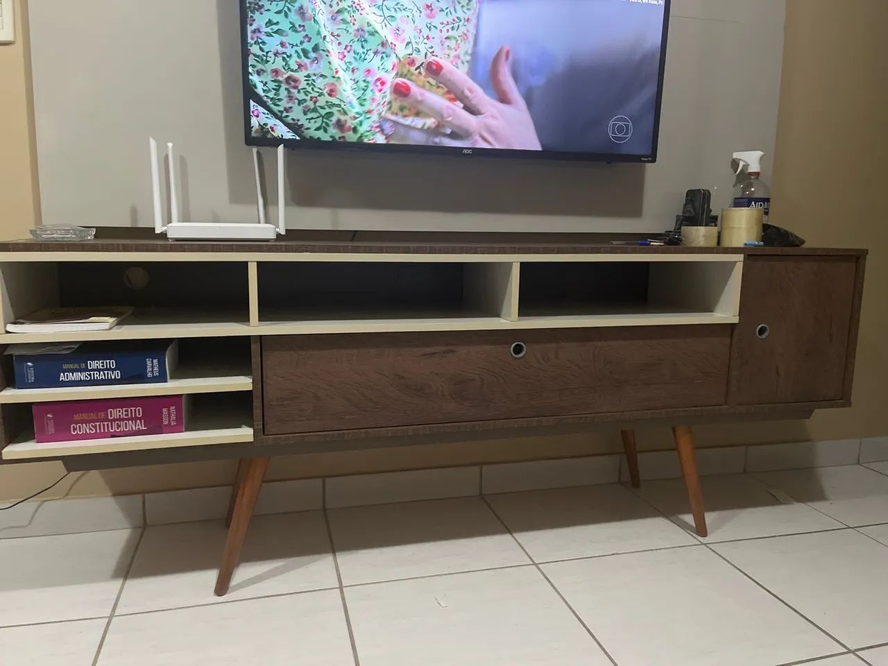 Rack para TV com design retrô