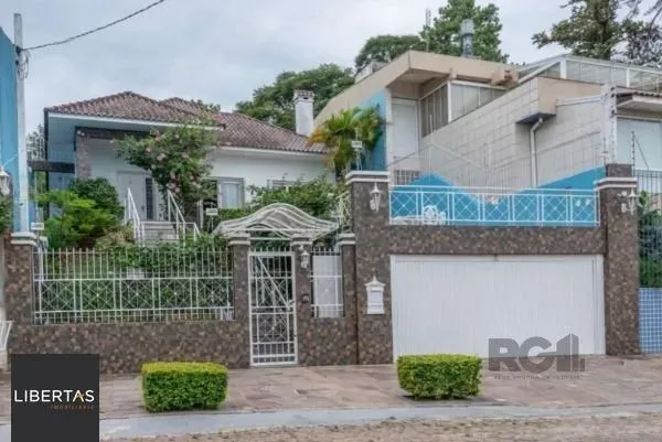 Casa em Porto Alegre, no bairro Vila Assunção, com 3 dormitório(s), e 3 banheiros, à venda