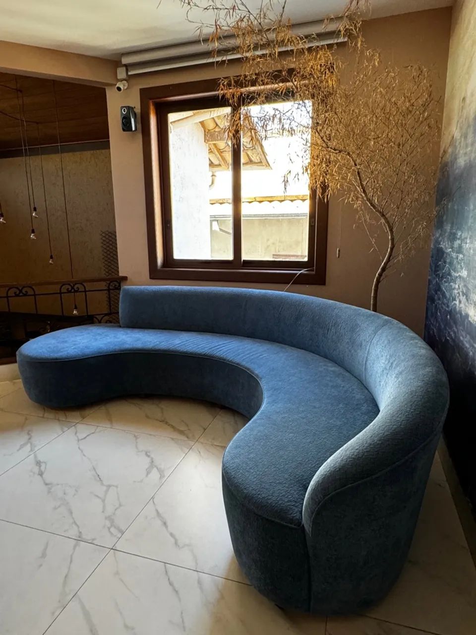 Sofá Curvo Azul - Conforto e Estilo!