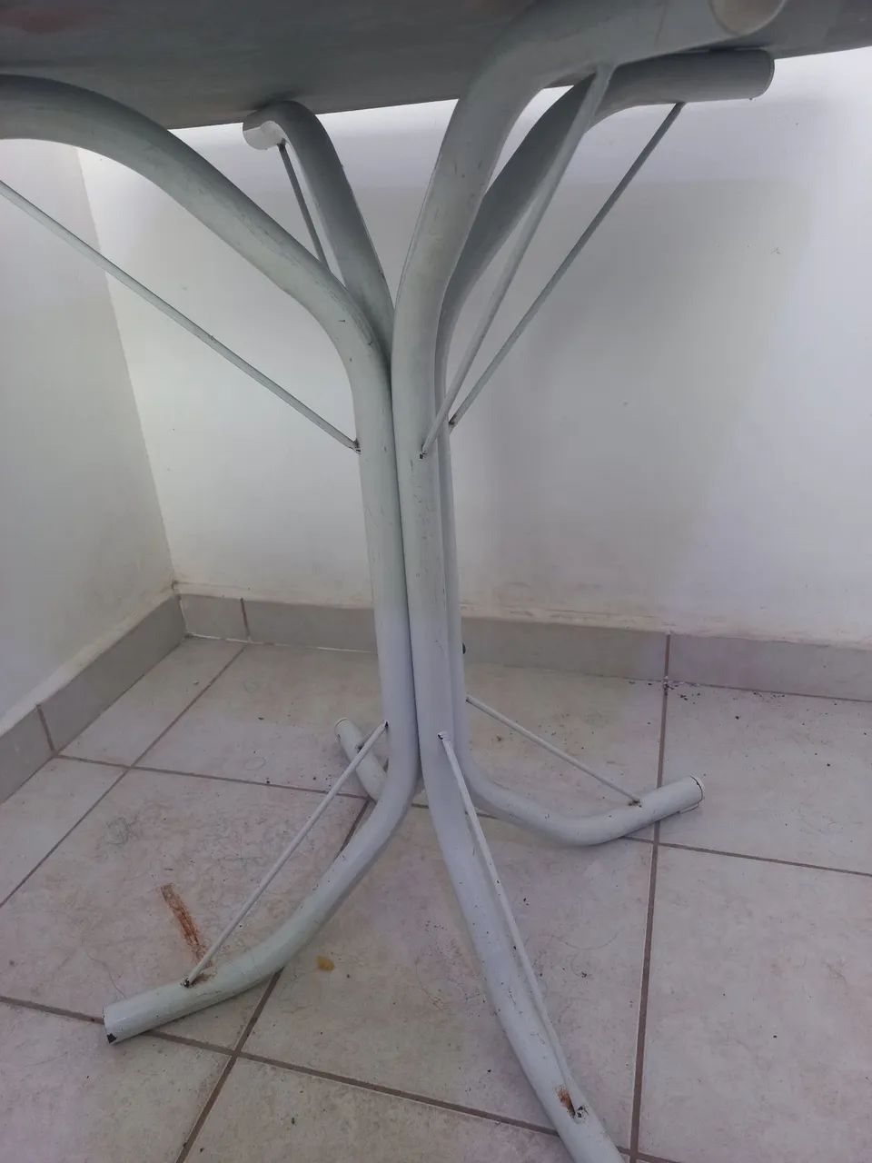 MESA COM TAMPO DE MÁRMORE E PÉS DE FERRO  - Foto 3