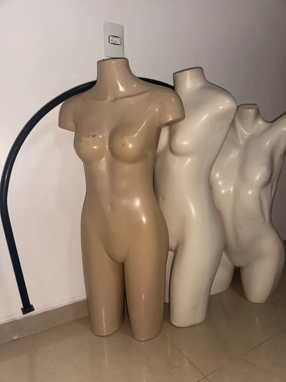 3 MANEQUINS + ARCO DE PROVADOR  - Foto 4