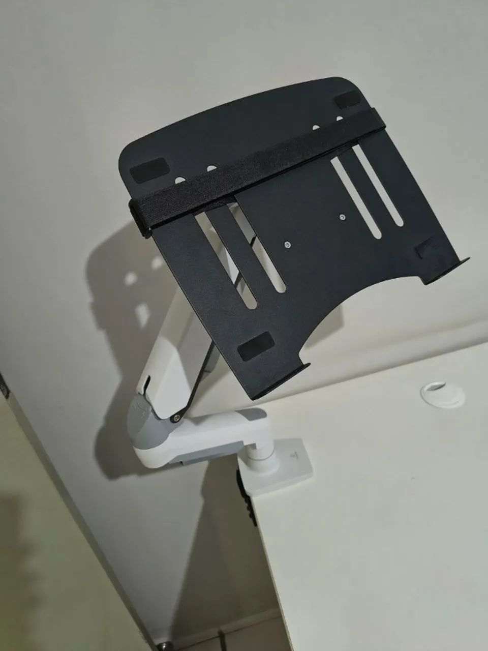 Suporte para notebook com braço articulado