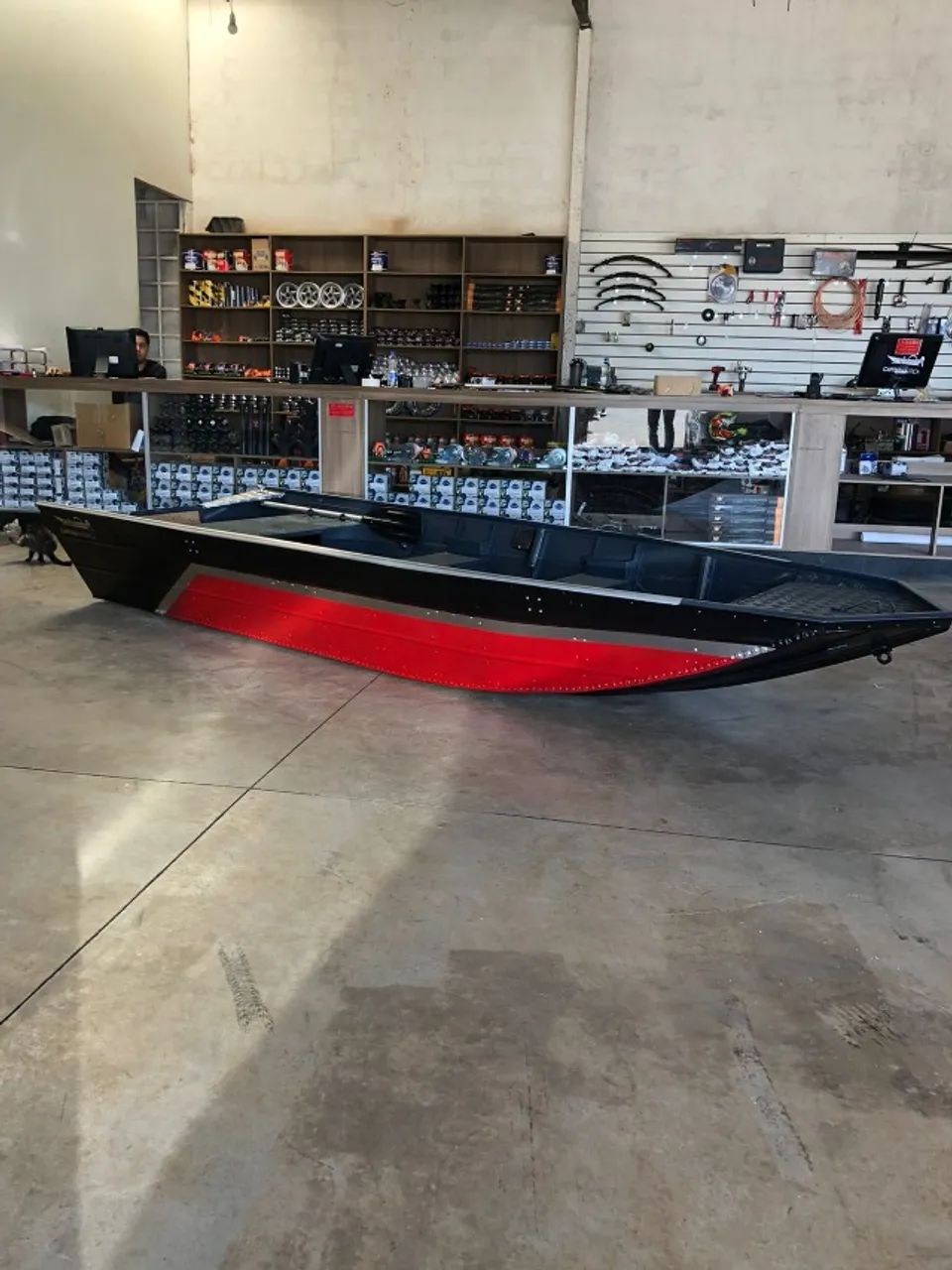 Canoa SOLDADA com porta-copos e viveiro