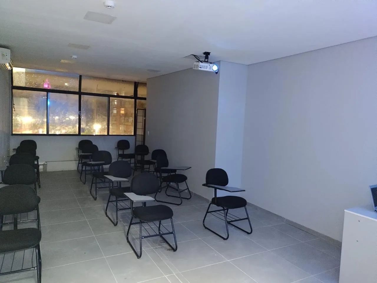 18 Cadeiras Universitárias Estofadas com Prancheta | R$ 160 cada | Aceito Propostas - Foto 3