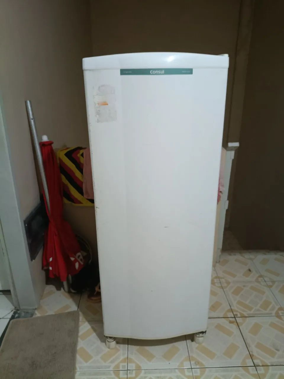 Vendo geladeira conservada, com avaria