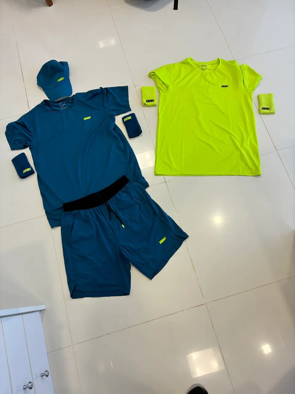 Kit Roupas INNI: 2 camisetas, 1 shorts, 1 boné, 4 munhequeiras