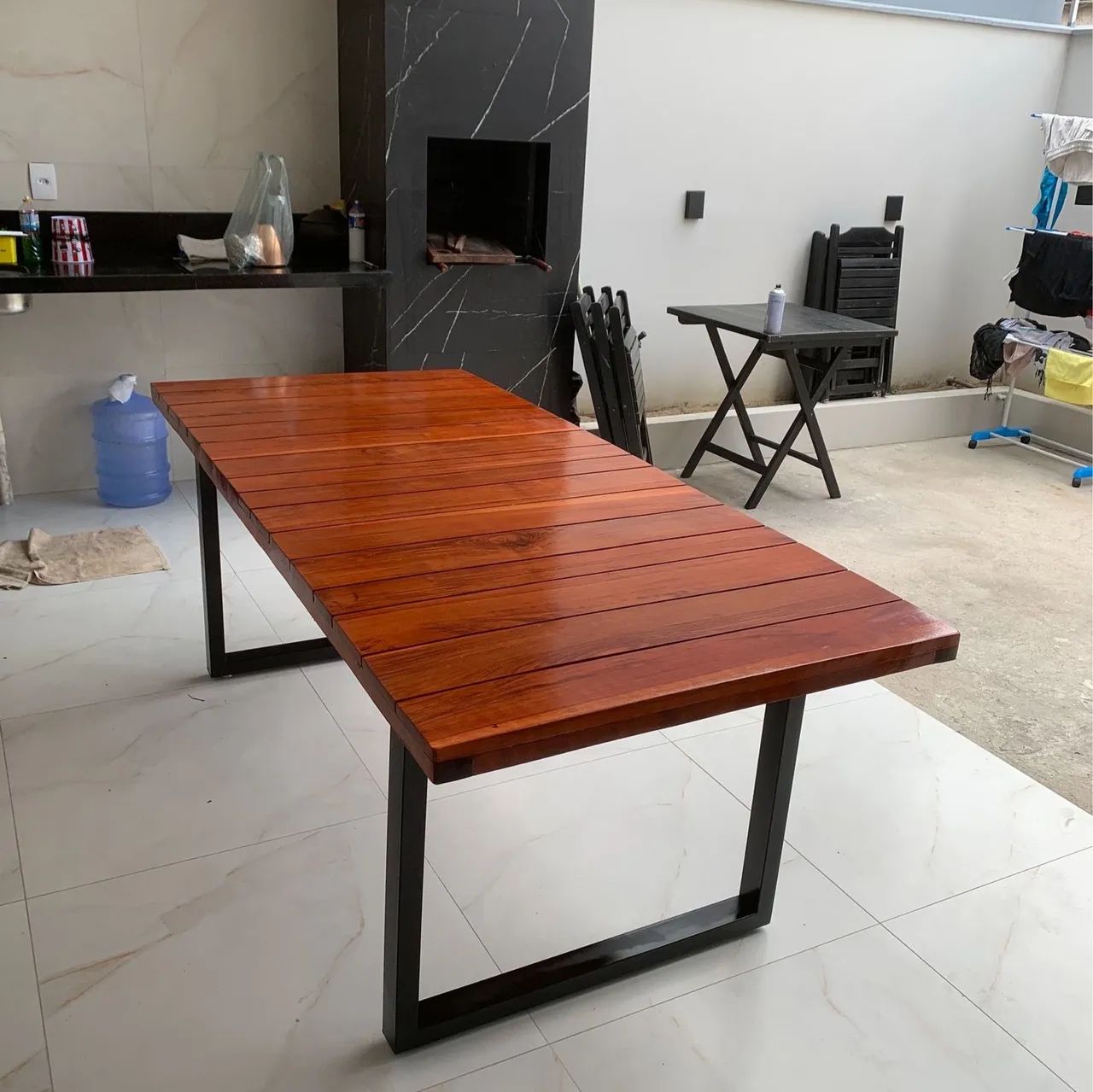 Mesa ripada com base em metalon 