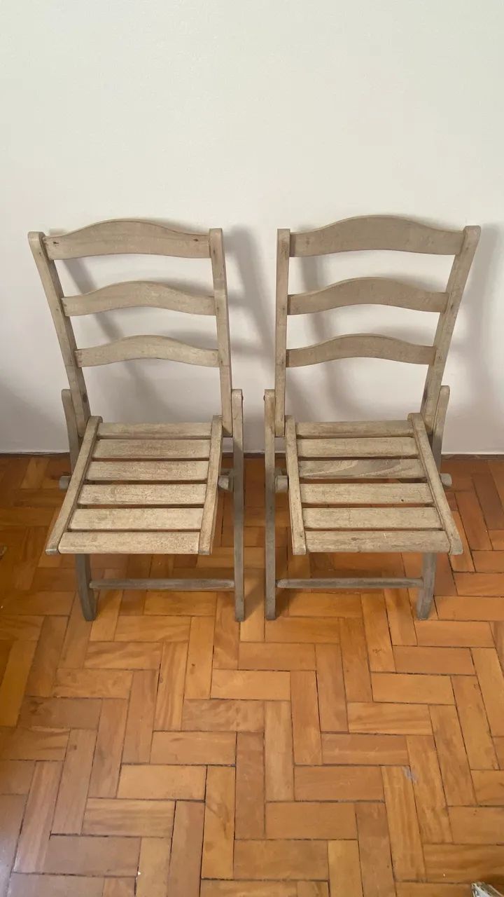 Par de cadeiras dobráveis de madeira