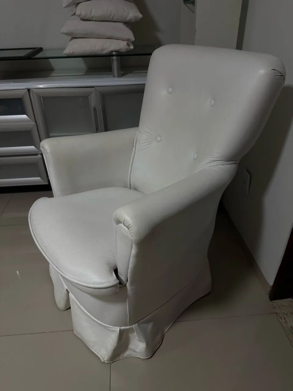 2 POLTRONAS DE AMAMENTAÇÃO BRANCAS - Foto 4