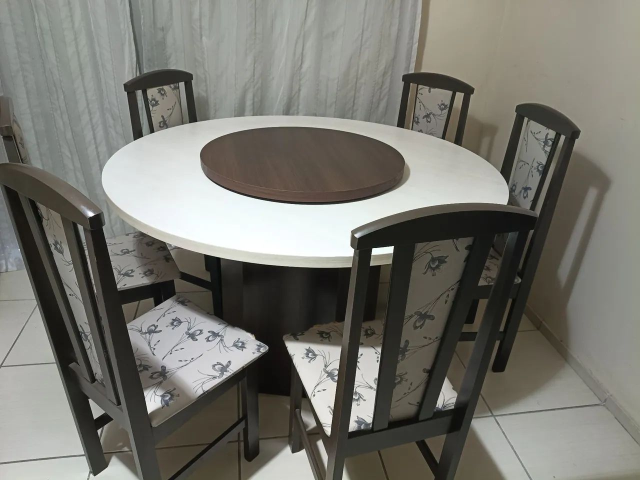 Mesa (com tampo ) e com 6 cadeiras  - Foto 4
