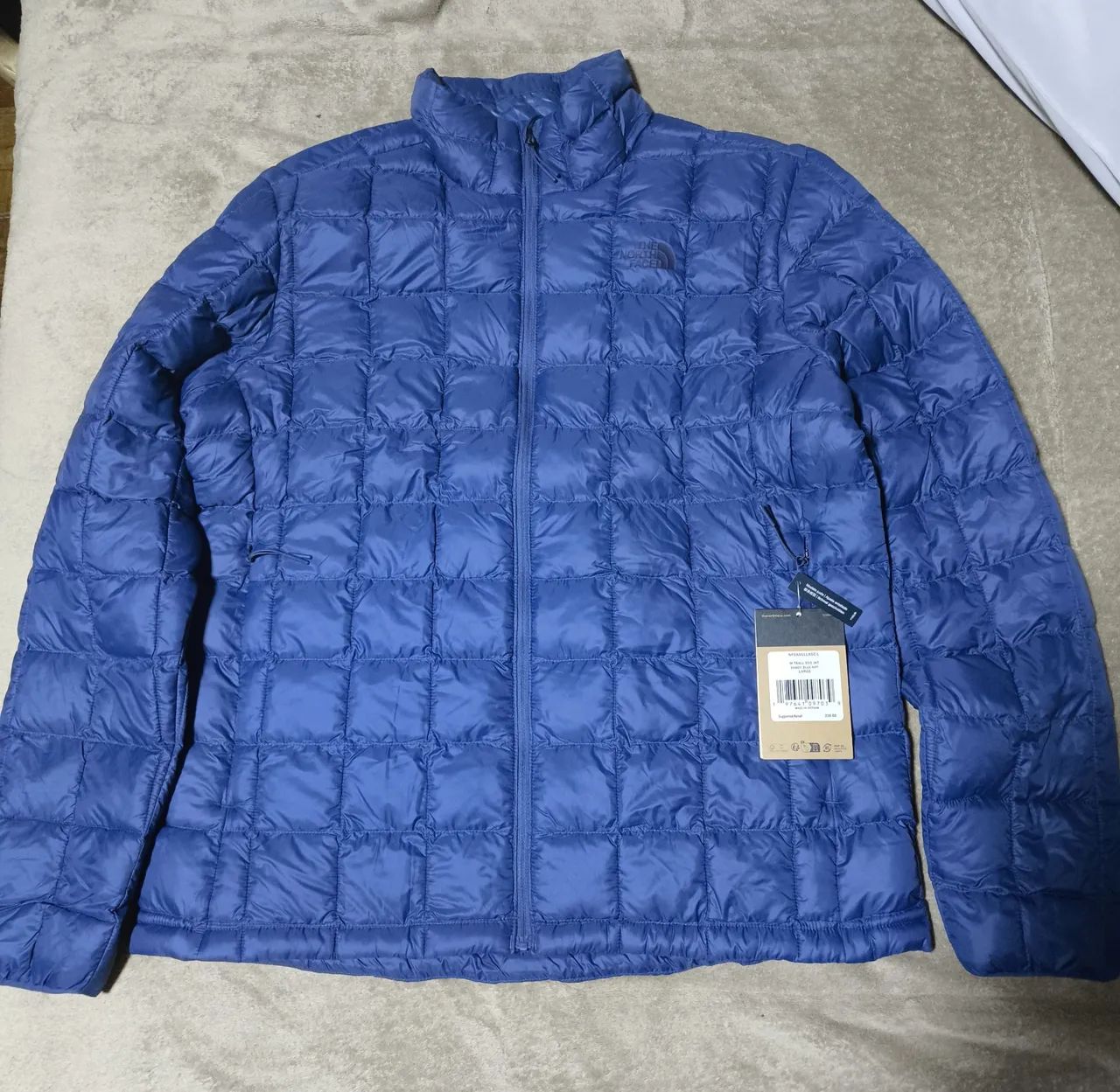 Jaqueta The North Face thermoball azul.
