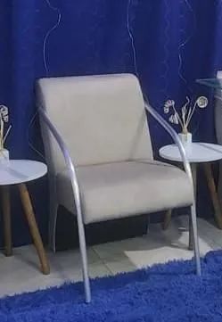 Poltrona decorativa braços de alumínio redondo  - Foto 3