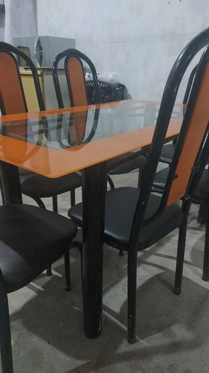 Mesa com 6 cadeiras