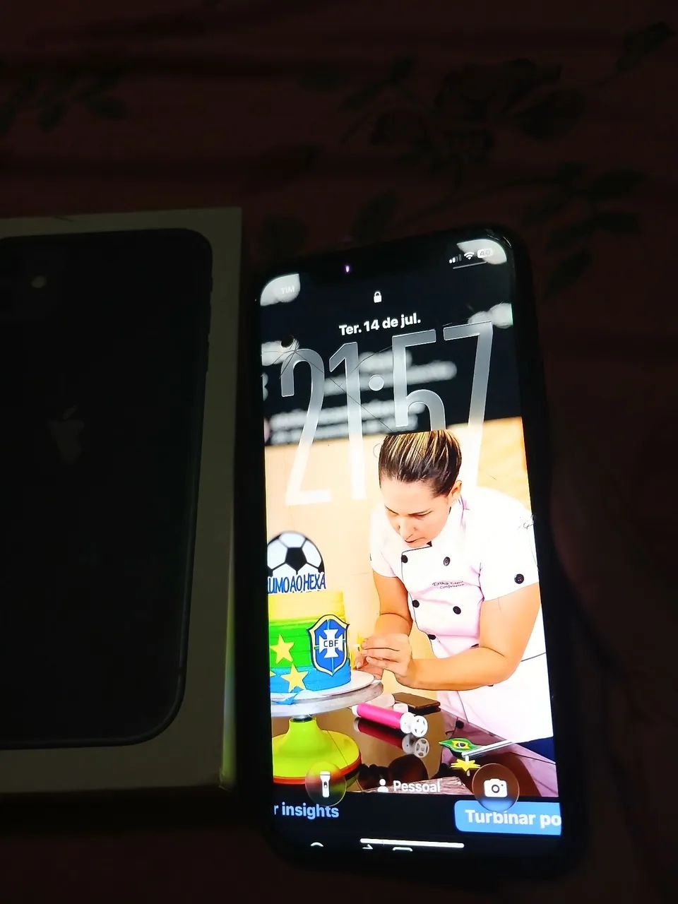 IPhone 11 ( tela trincada), pegando normalmente, valor 500 - Foto 5