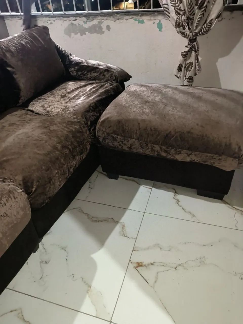 VENDO SOFÁ SEME NOVO, EM VELUDO 