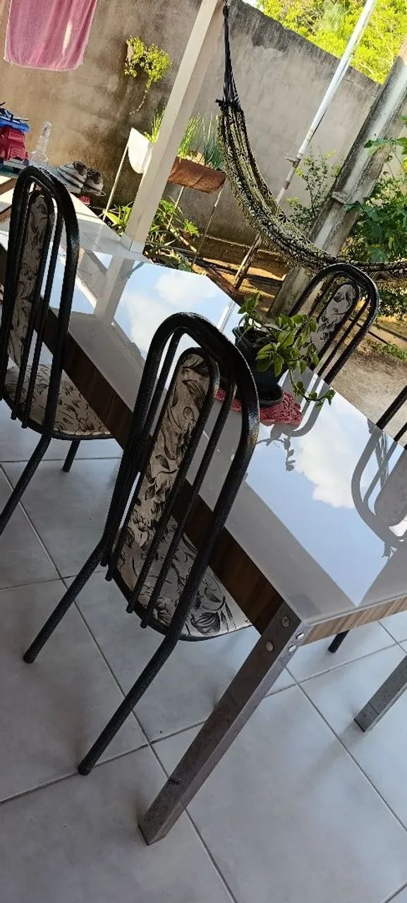 Mesa tampo de vidro 4 cadeira de ferro - Foto 3