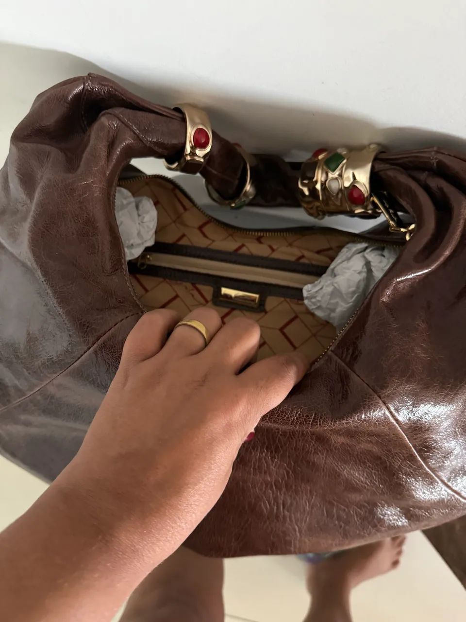 Bolsa grande Luiza Barcelos marrom com pulseiras - Foto 2