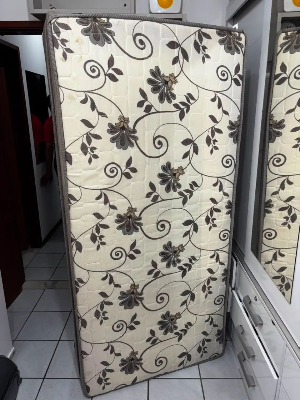 Vendo cama box conservada.