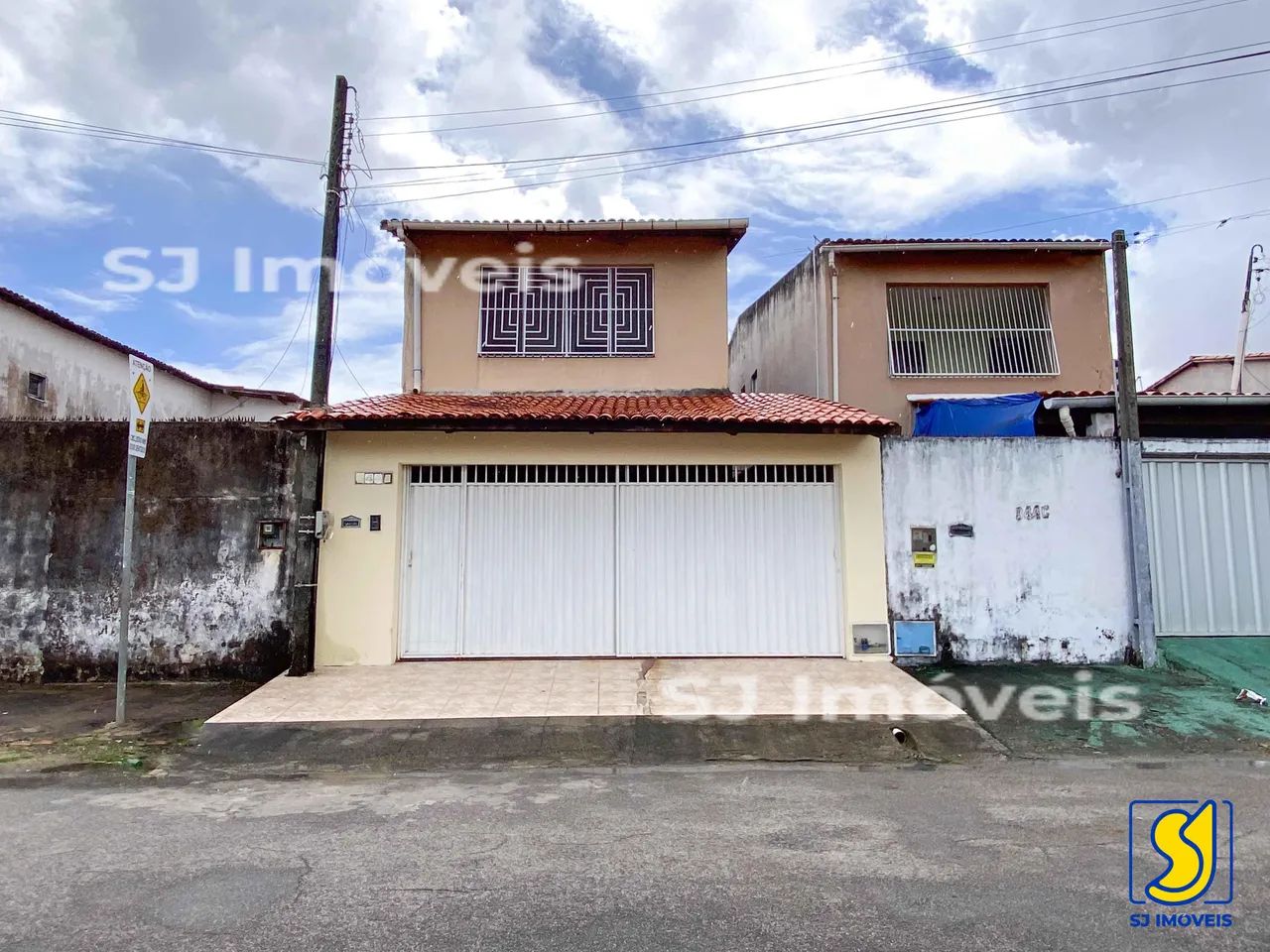 Casa duplex com 3 suítes, quintal e 4 vagas no Manuel Sátiro