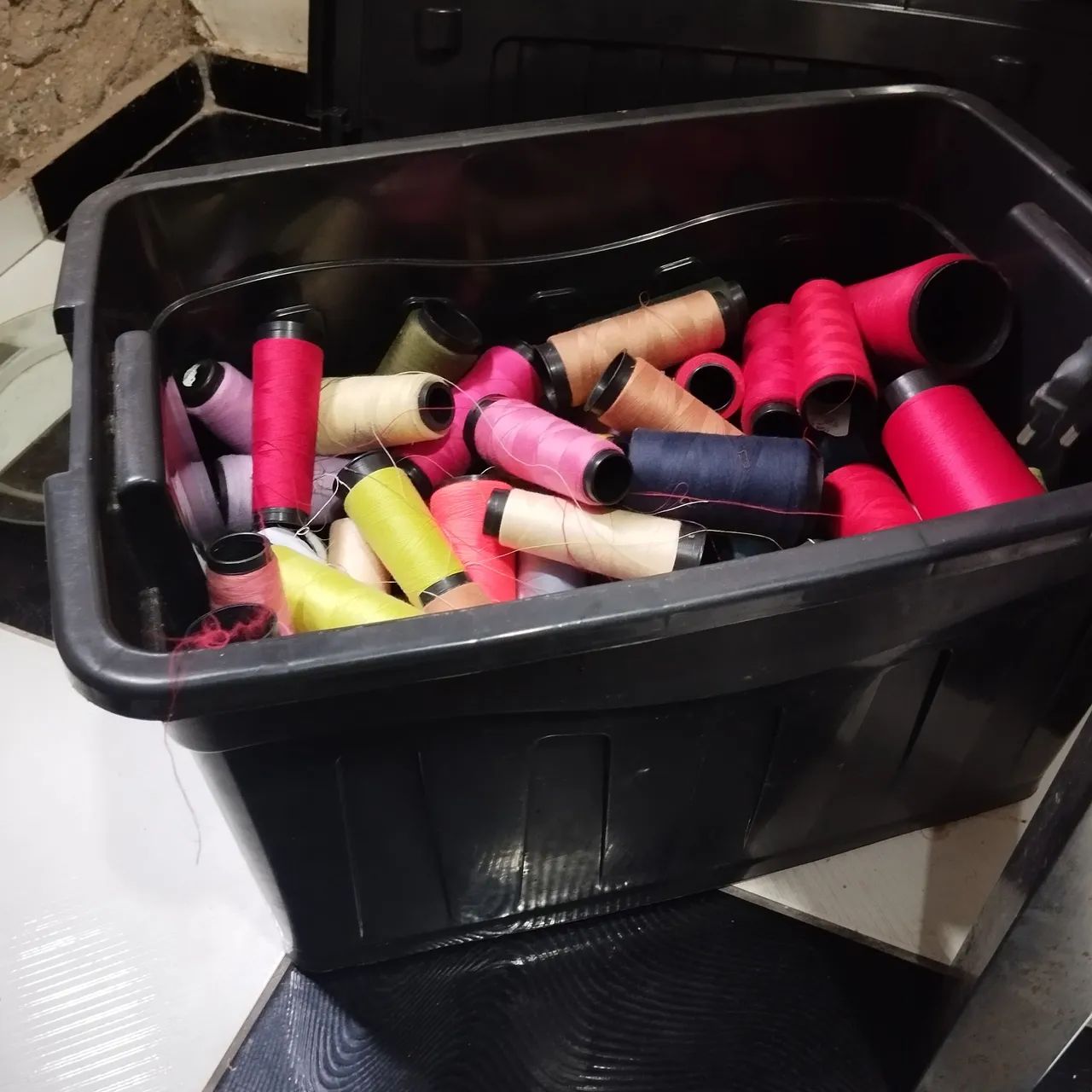 Vendo linhas de costura para máquina reta e overloque  - Foto 5