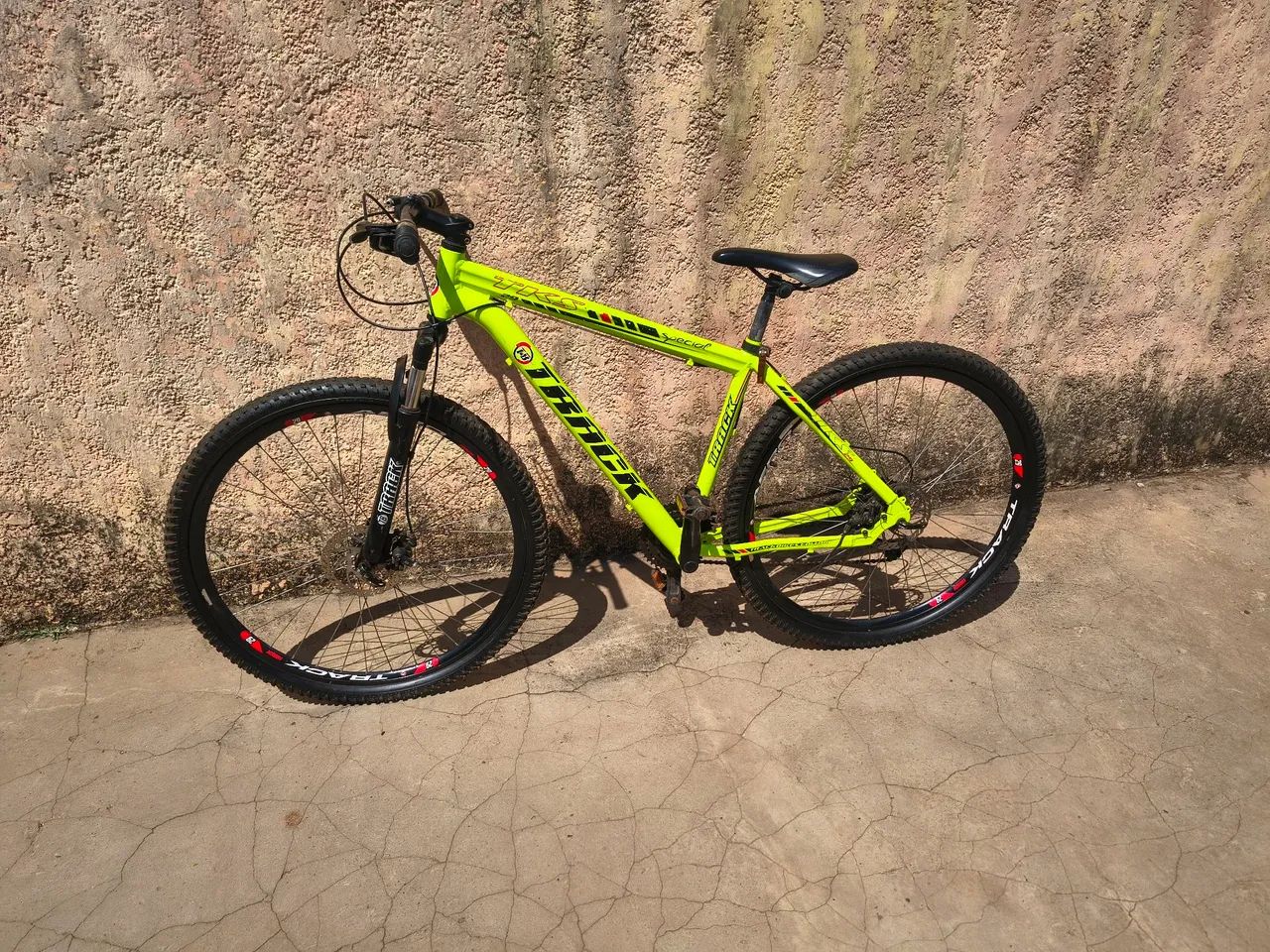 Vendo Bicicleta Aro 29 semi nova bem conservada 