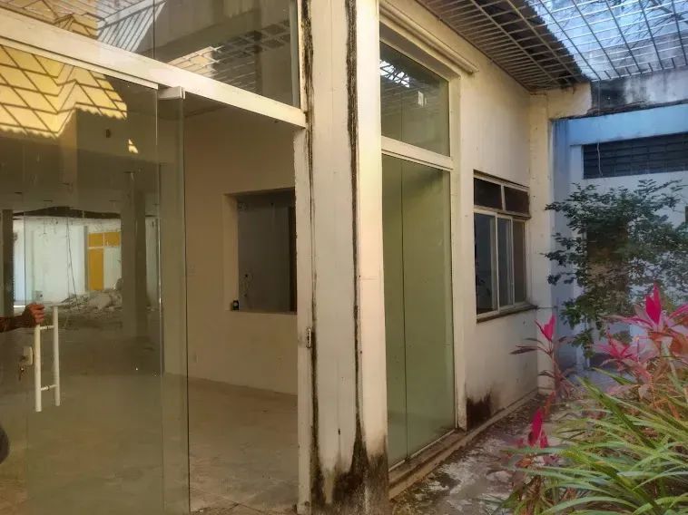 Lojão com 300 metros quadrados, com portas em Blindex e Grades,  Centro - Macaé - RJ