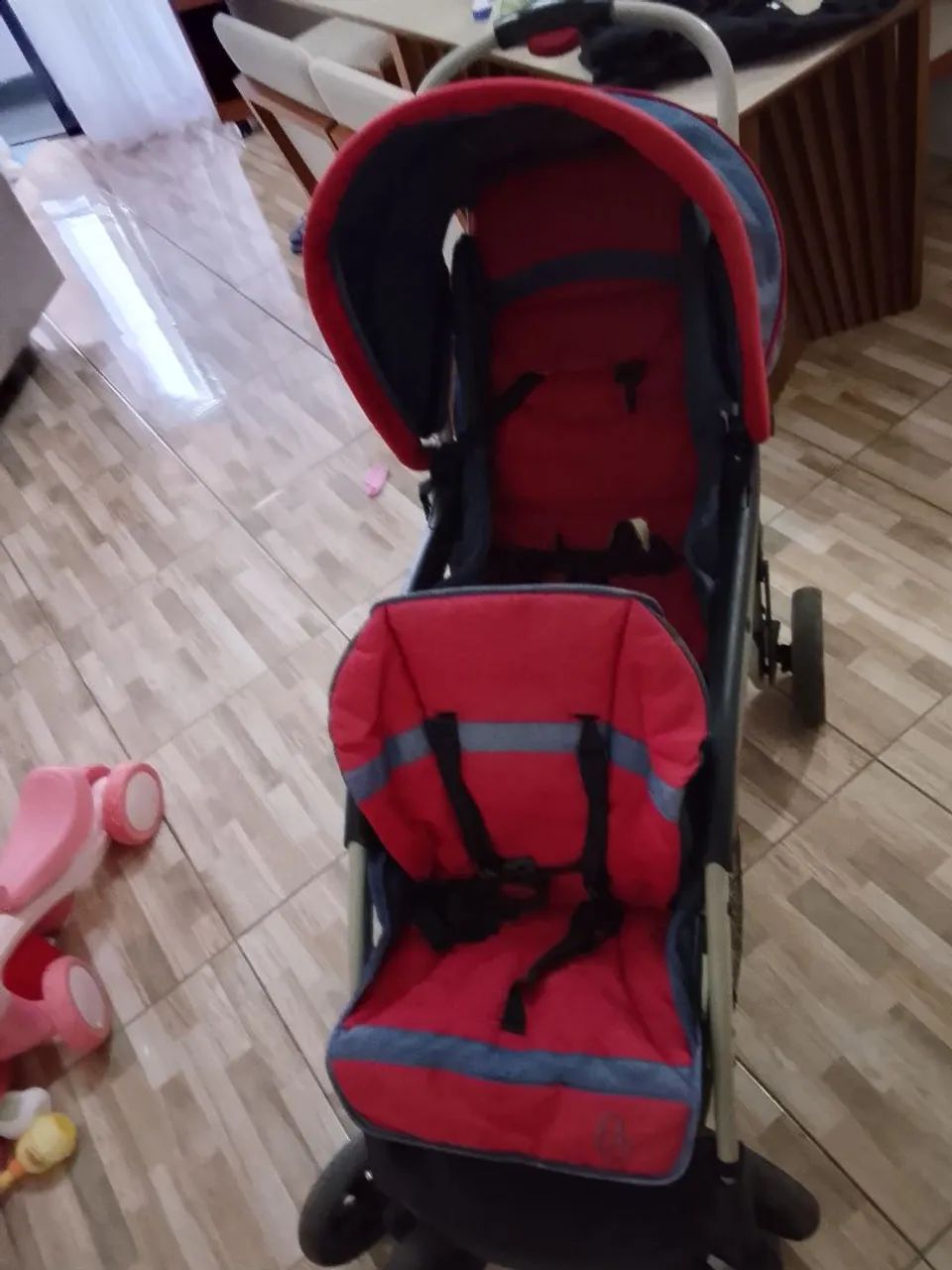 Carrinho de bebe "Gêmeos" com bebê conforto e base  - Foto 4