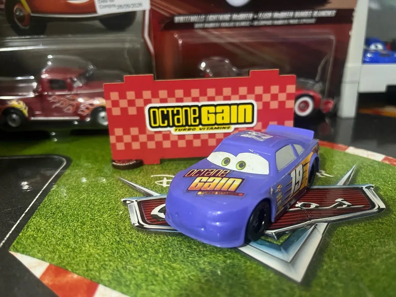 Cars Disney pixar Bobby Basic + plaquinha