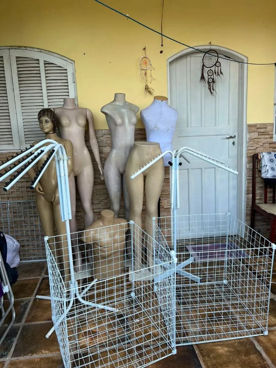 Manequins usados expositor de roupas, baldes e bolas - Foto 3