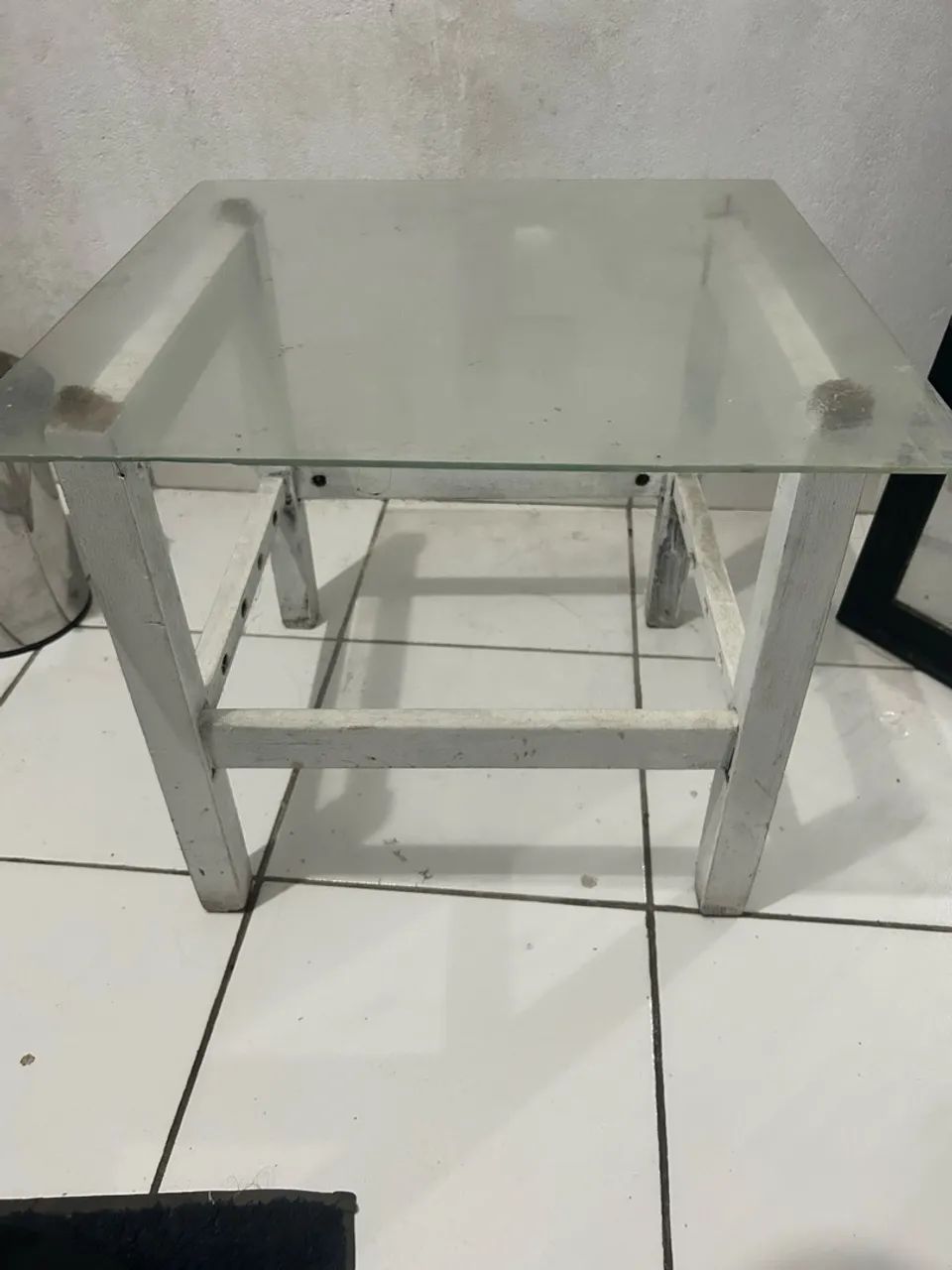 Mesa pequena de cabeceira 